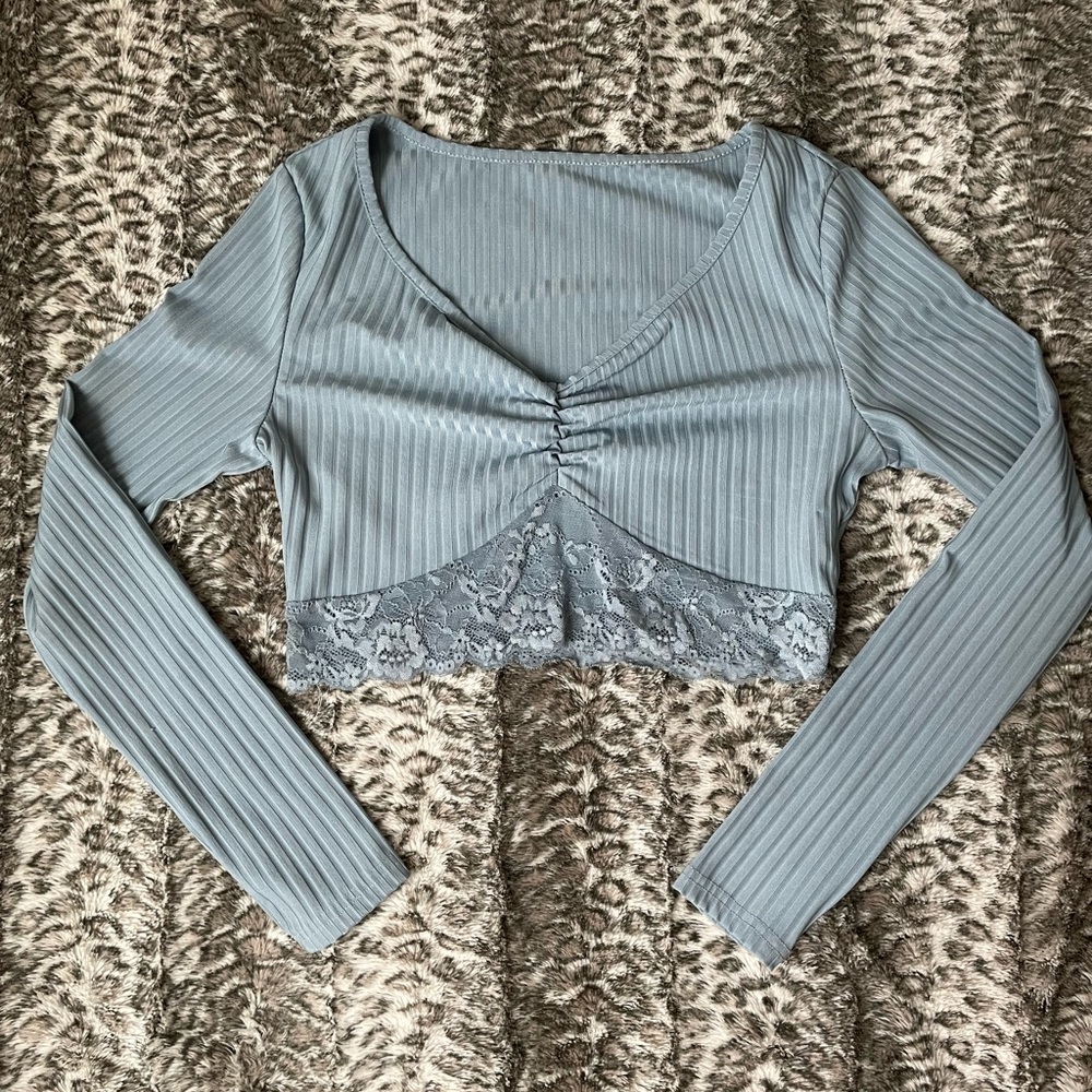 SHEIN SXY Lace Hem Ruched Front Plunging Neck Crop Tee
